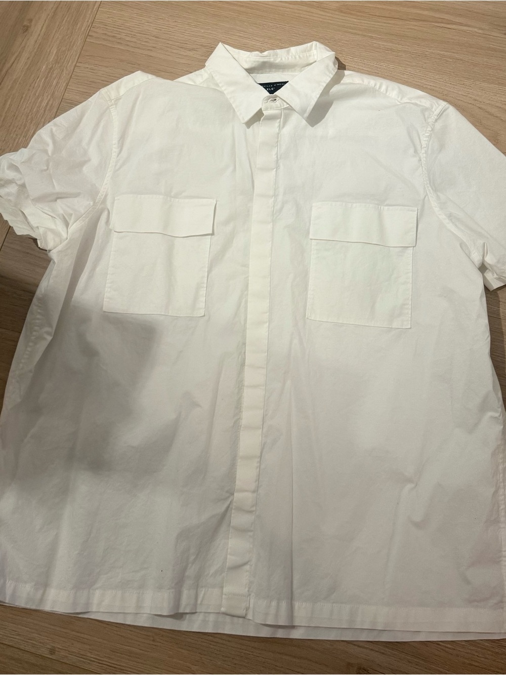 Men's White Short-Sleeve Button-Down Shirt with Dual Chest Pockets